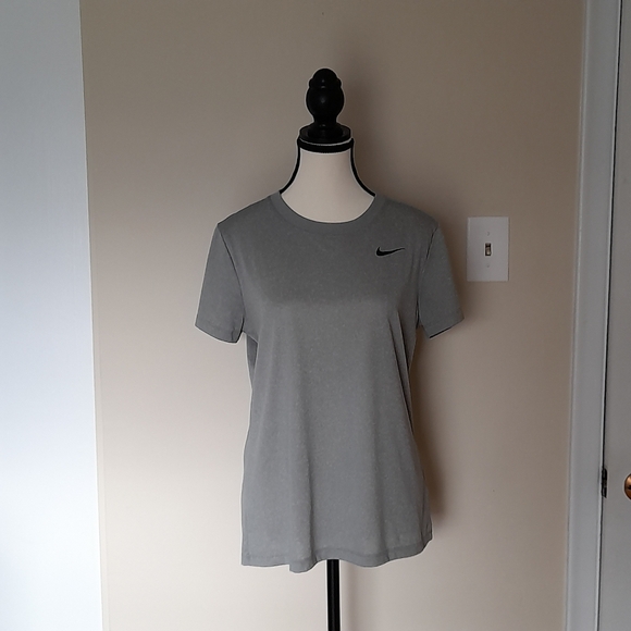 Nike Women's Grey T-Shirt Size M - Picture 2 of 6